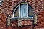 Halfrond raam met rondom fraai siermetselwerk.
<br/>
Gert-Jan Lobbes, 2019